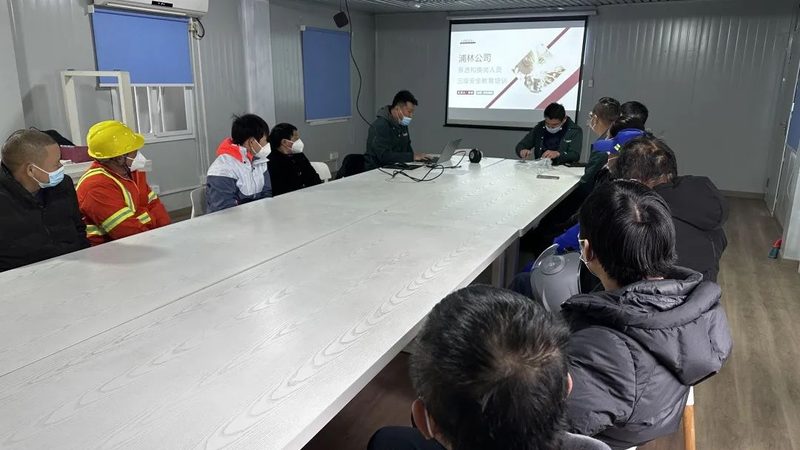 小标题：报名费，背后的成本考量