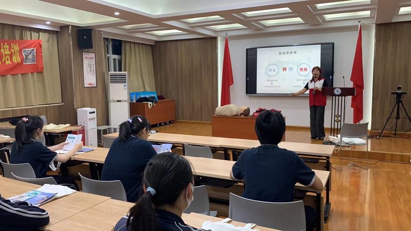 公司内训与户外拓展：两种培训方式的差异解析**